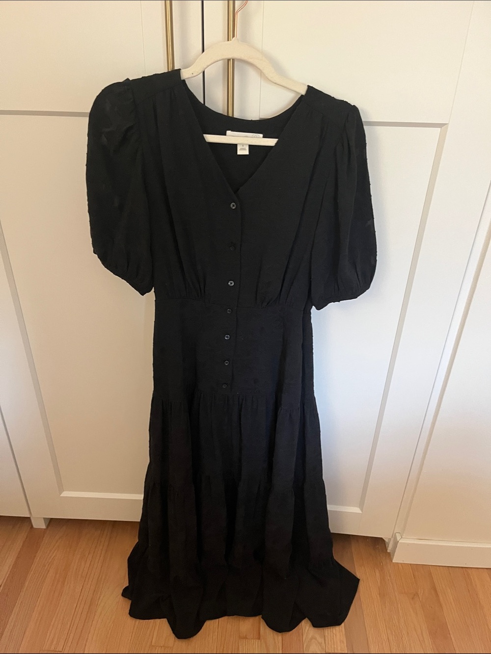 Elegant Black V-Neck Midi Dress with Puff Sleeves